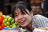 Myanmar Birmanie Experience : route pour le Rocher D'Or, marché de htauk-kyan