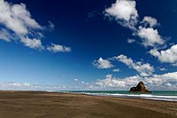 new zealand experience : piha beach, auckland